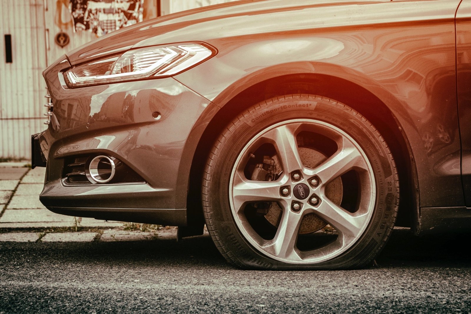 Truffa della gomma bucata: i ladri svaligiano l’auto mentre si cambia la ruota