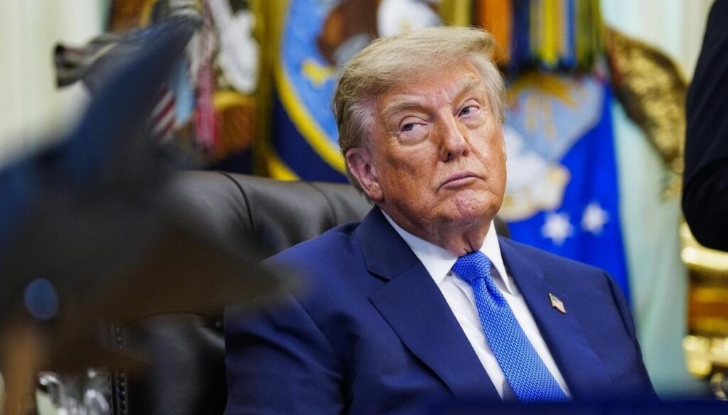 Donald Trump modifica le raccomandazioni vaccinali per i bambini, citando l’autismo