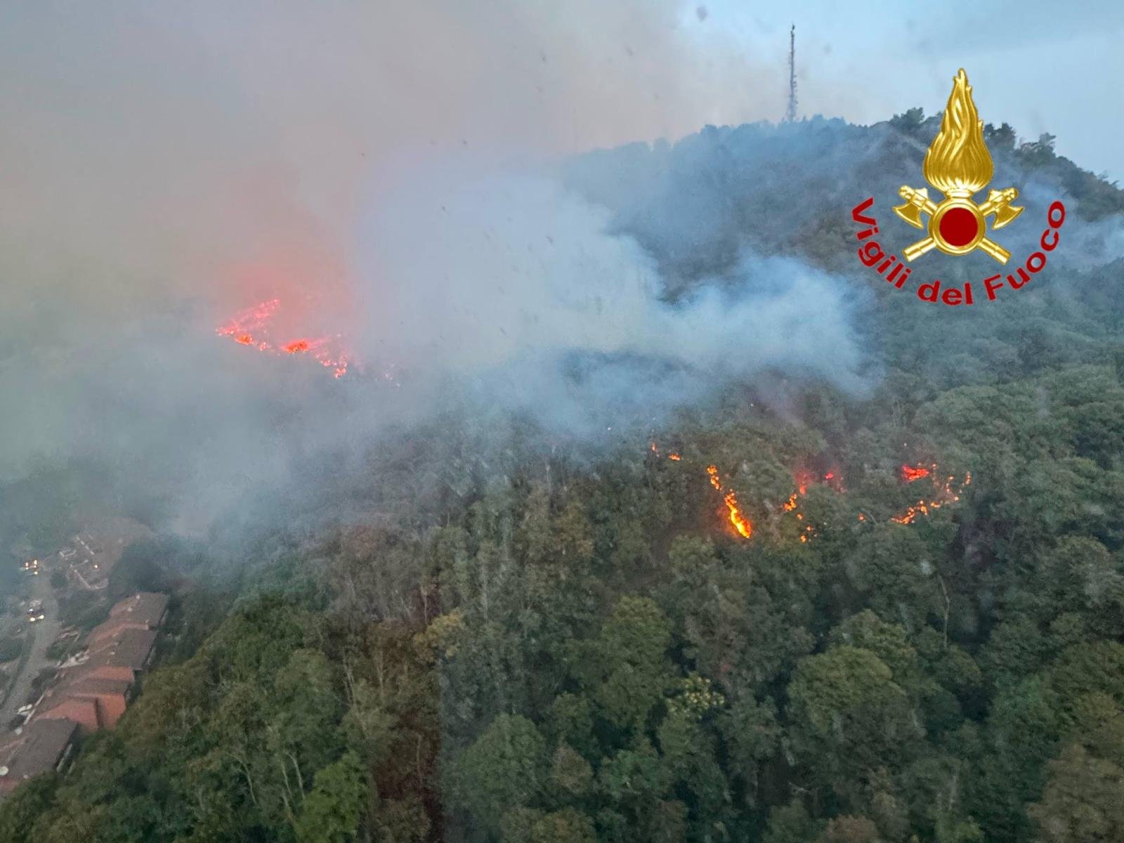Incendio sul Monte Goi a Como: 80 vigili del fuoco in azione per controllare le fiamme
