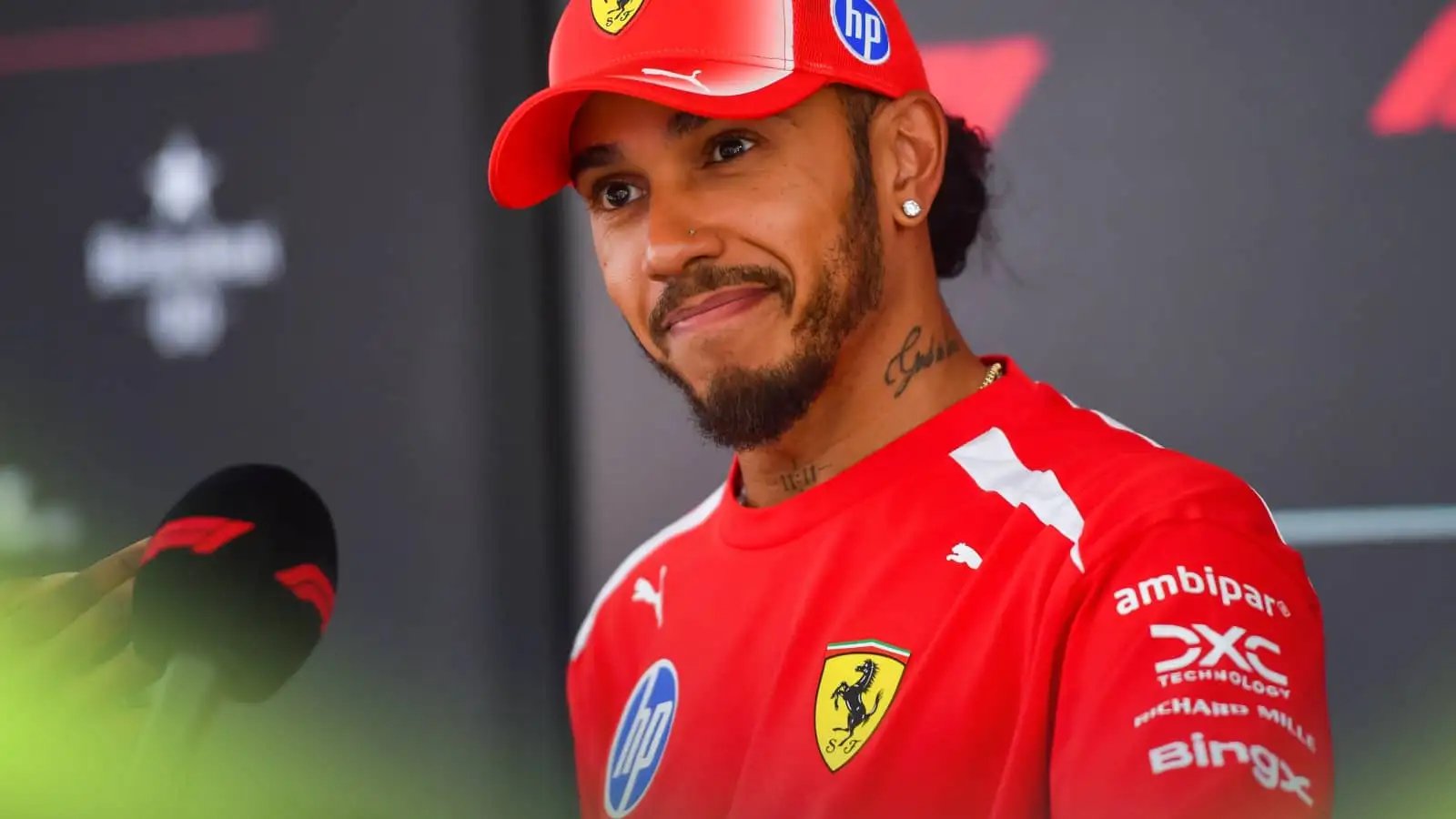 Hamilton supera Alonso nel patrimonio, Verstappen svela casco, Binotto risponde alle voci su Sainz