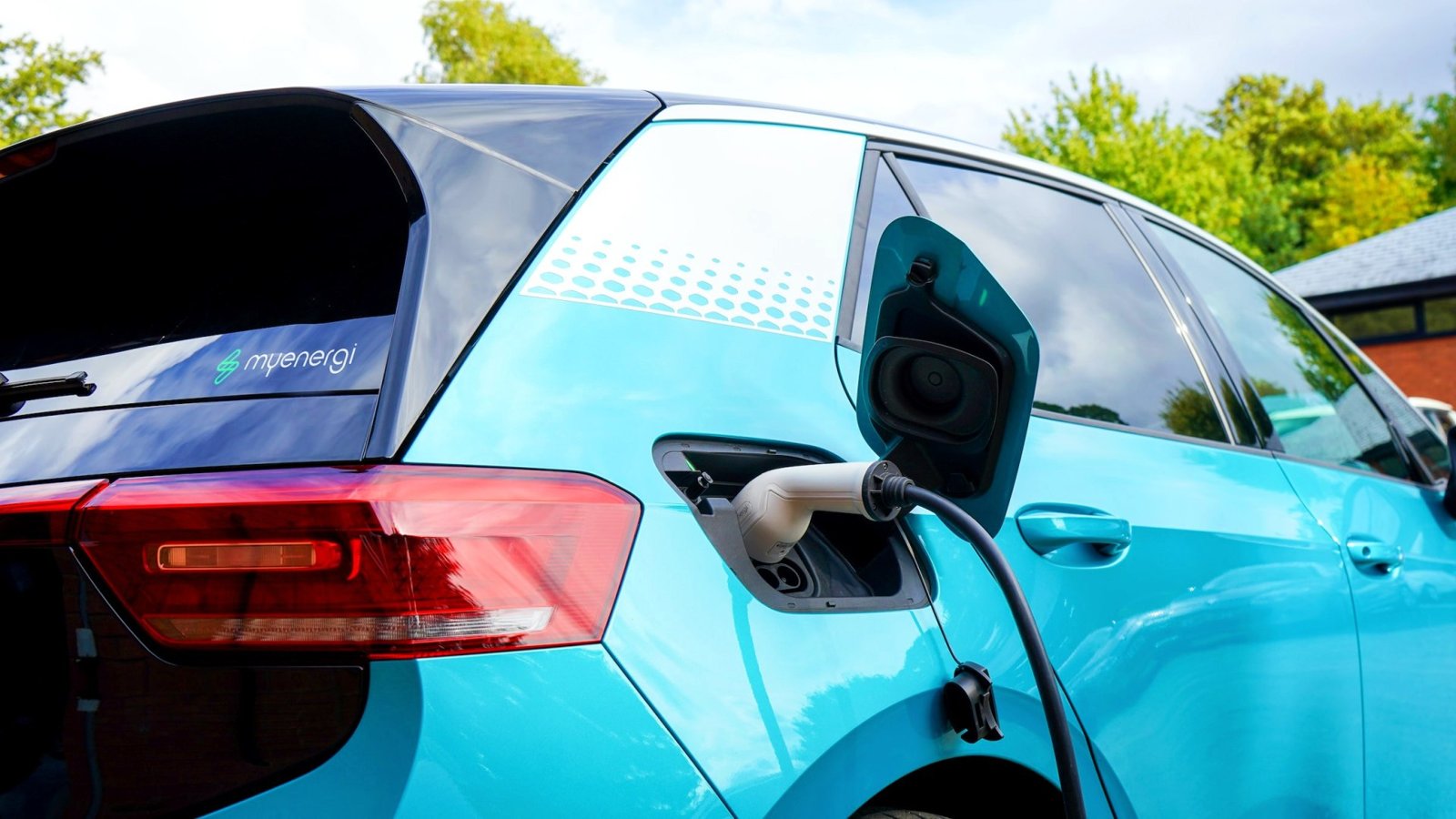 Auto elettriche, Italia distante dal target UE per il 2030. Il rapporto della Camera conferma il ritardo