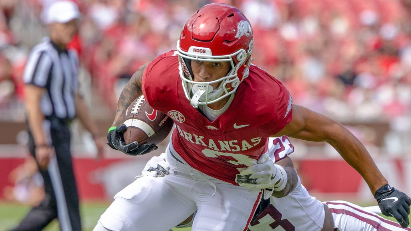 CJ Brown si trova a guidare i Razorbacks con la sua esperienza e leadership