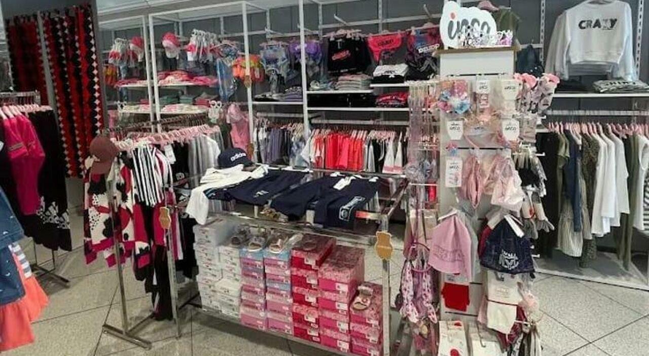 Furto davanti alla figlia, la titolare: «La bambina ha visto tutto». Sui social chiede il ritorno del vestito in 24 ore