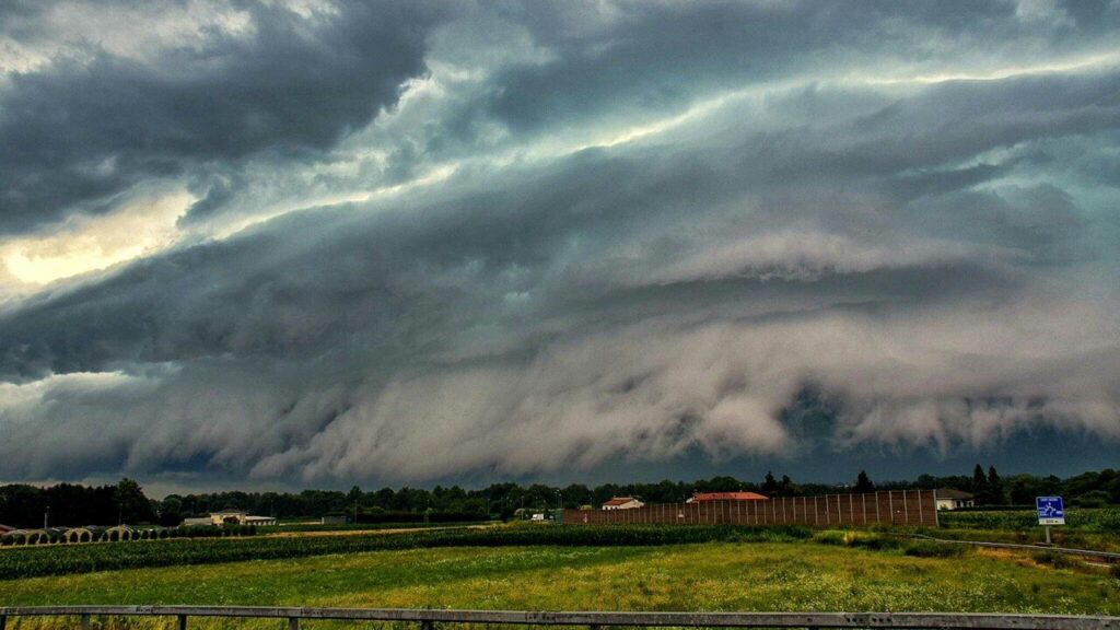 Violento downburst in provincia di Como, raffiche di vento oltre gli 80 km/h