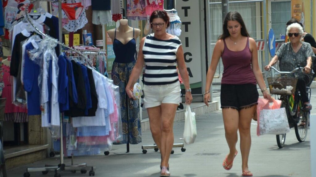 Shopping estivo in calo: afa, prezzi e crisi pesano, grandi marchi resistono