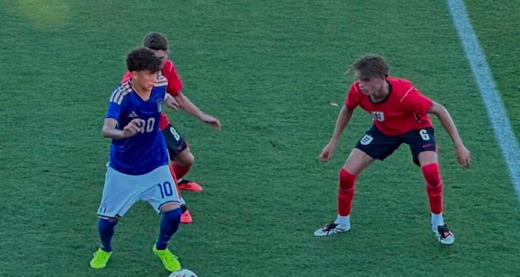 L’Italia batte l’Inghilterra 3-2: Costantino celebra la vittoria iniziale
