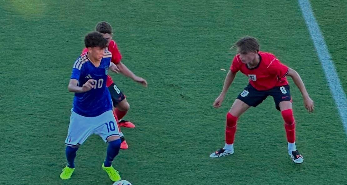 L’Italia batte l’Inghilterra 3-2: Costantino celebra la vittoria iniziale