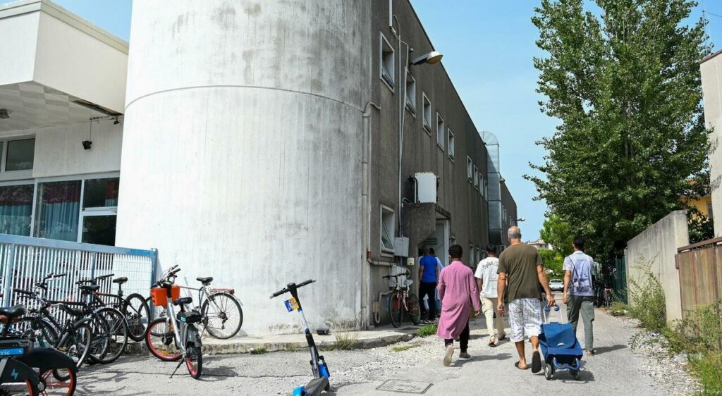 Moschea di via Linghindal a Mestre: comunità bengalesi chiede spazio per pregare, ma ordine di demolizione del 14 agosto