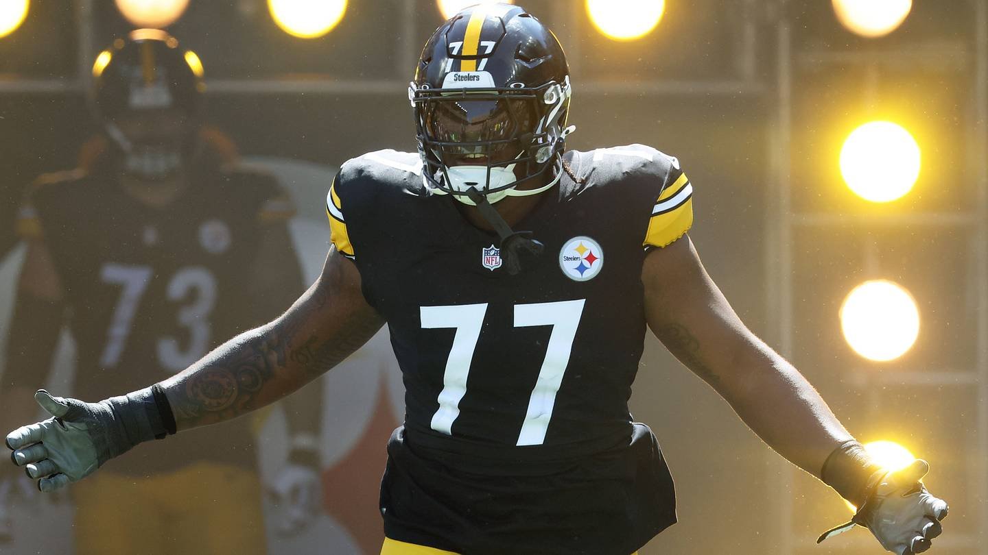 Steelers scambiano Broderick Jones al Cowboys per due pick