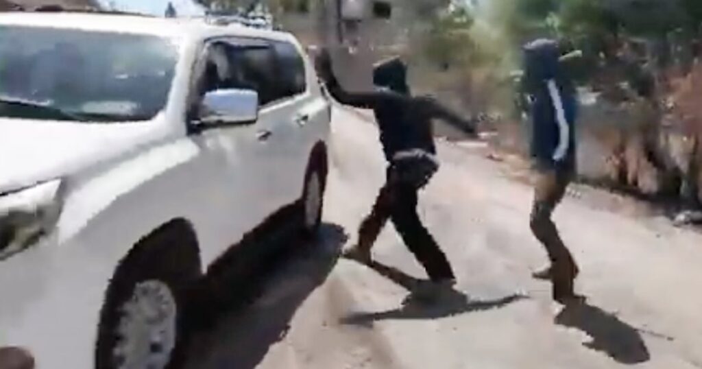 Palestinese e team di NBC News aggrediti da coloni israeliani in Cisgiordania