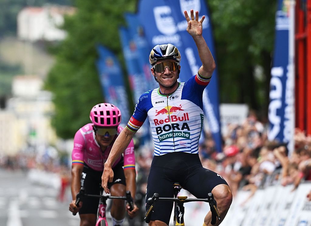 Remco Evenepoel vince per la quarta volta la Classica di San Sebastian in uno sprint a due con Richard Carapaz