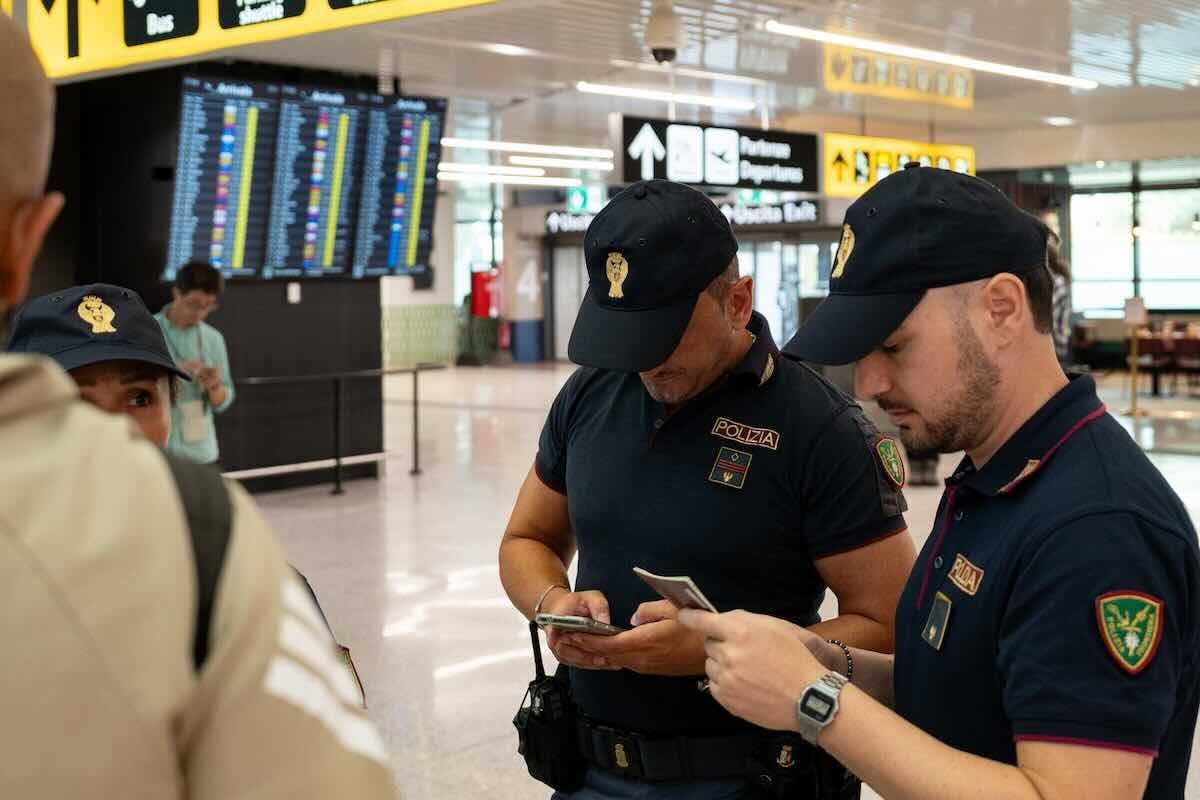 Controlli a campione sui voli dalla Spagna, sindacati di polizia denunciano «follia ad agosto»