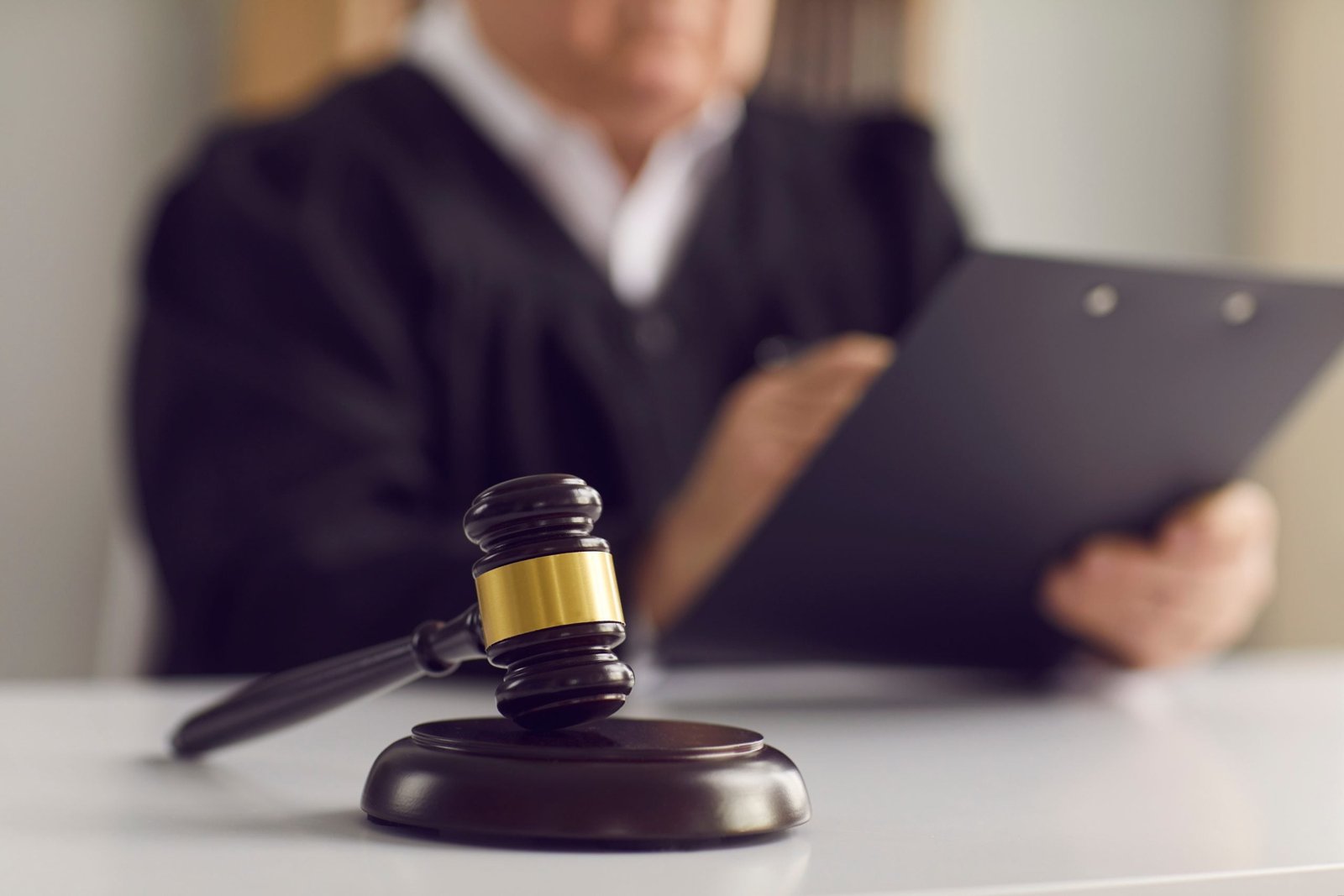 Bambino di 4 anni con frattura alla clavicola, Tribunale respinge risarcimento: “Non è provato che sia caduto a scuola”