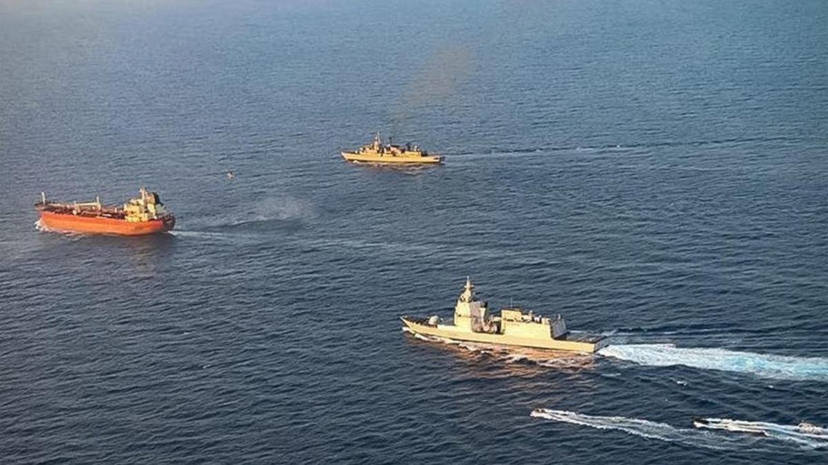 Marina italiana abborda petroliera russa in acque internazionali al largo di Pantelleria