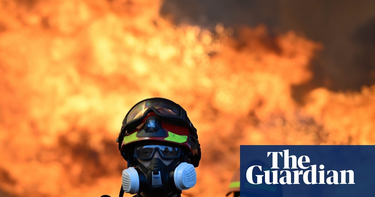 Due elicotteri si scontrano vicino ad Atene mentre la Grecia combatte gli incendi