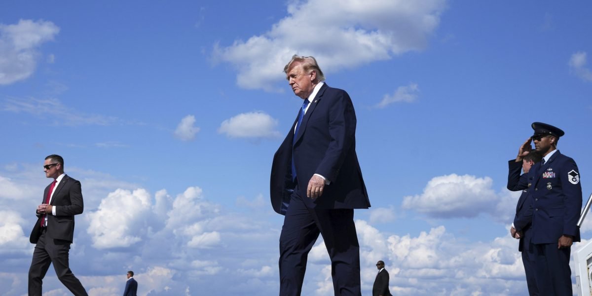 Trump’s approval rating on the economy sinks to just 32%, as immigration remains a stronger issue for Republicans