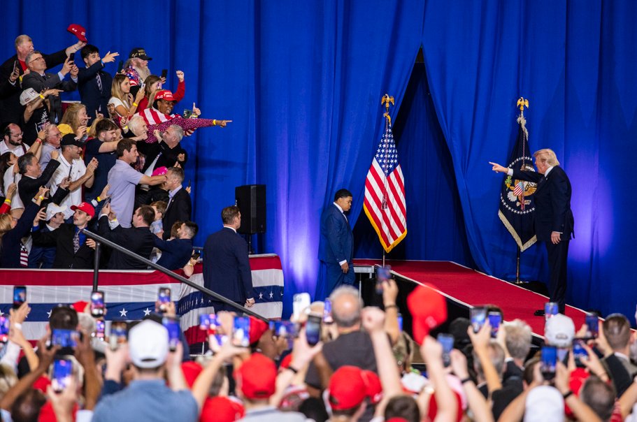 Trump nei sondaggi raggiunge nuovi minimi, ma non cambia rotta