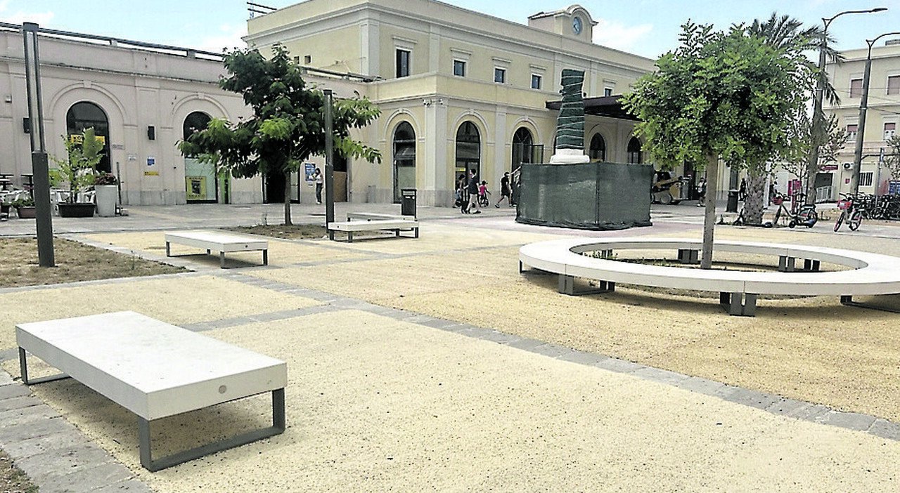 Lecce, il verde si secca e le panchine restano al sole