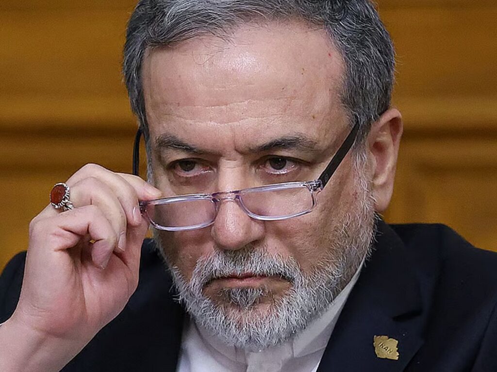 Iran e Oman vicini a un accordo su Hormuz, USA sospende attacchi