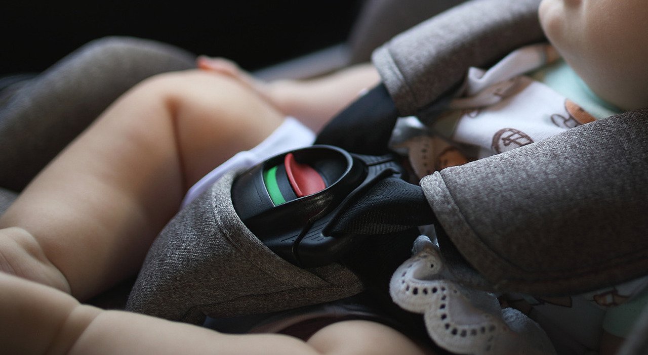 Agenti penitenziari fuori servizio salvano bambina intrappolata in auto a Padova