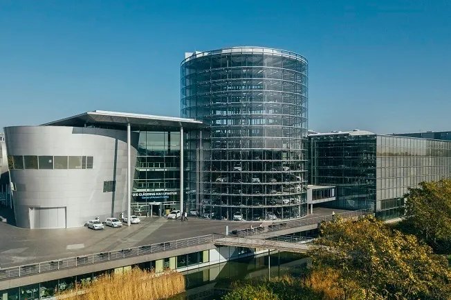 Germani automobilistiche riducono posizioni dirigenziali, saturando mercato lavoro