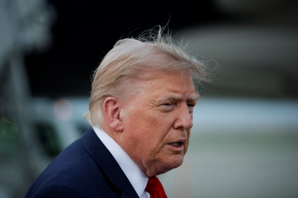 Trump annuncia sospensione bombardamenti su Iran, petrolio in calo
