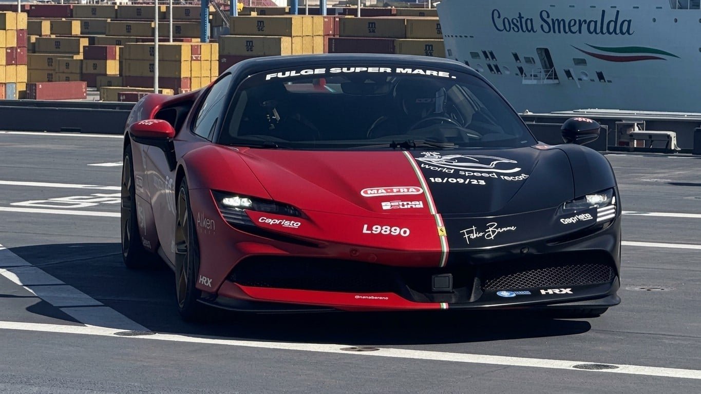 Ferrari SF90 e F-35B si sfidano a Grottaglie in una prova di accelerazione record