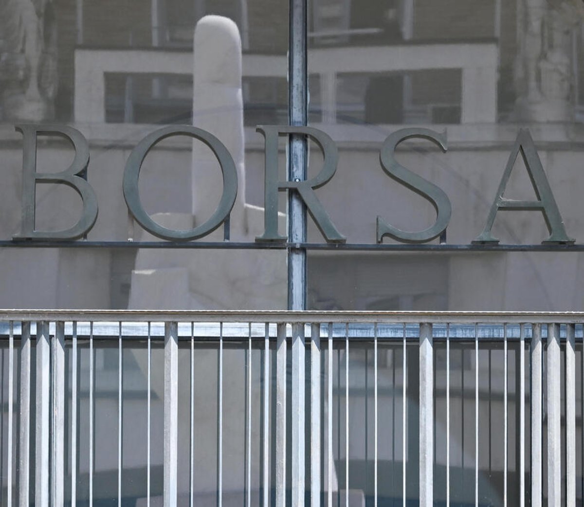 Borsa Milano in lieve calo: banche in ordine sparso, Tenaris in rialzo