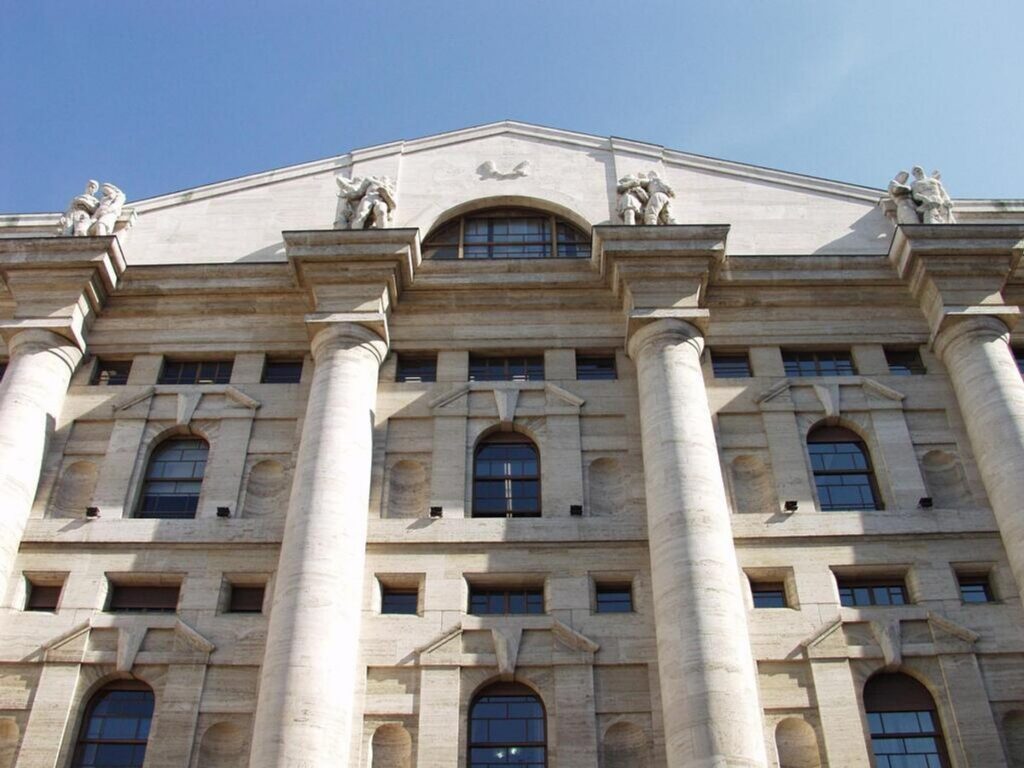 Piazza Affari in rialzo: Ftse Mib a 52.385 punti (+0,8%)