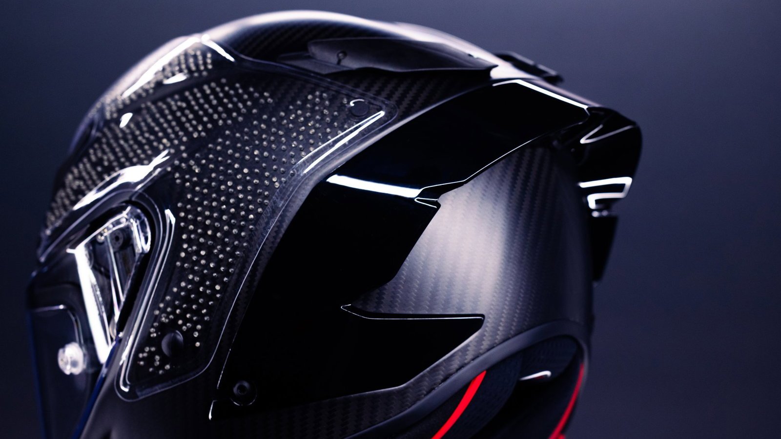 AGV presenta il nuovo casco Pista GP R3, riduce il rischio di concussione di sei volte