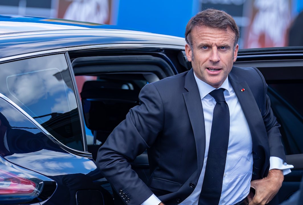 Macron chiede a Bruxelles di modificare le regole sui carburanti per alleviare la crisi