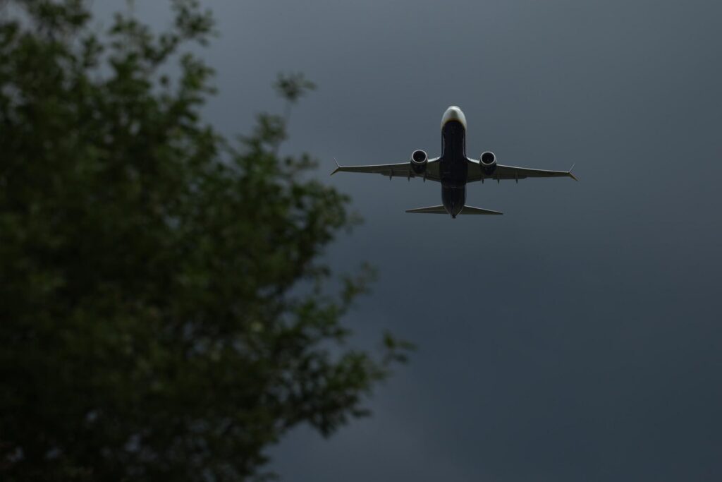 Aereo Ryanair atterrato a Manchester con 9 minuti di carburante: tre tentativi di atterraggio negati