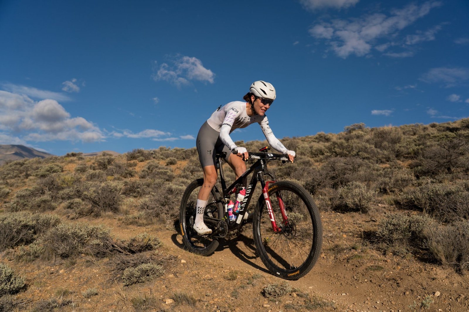 Rosa Klöser e Hugo Drechou vincono al Pyrénées Catalanes Gravel Tour, uno dei circuiti più tecnici del mondo