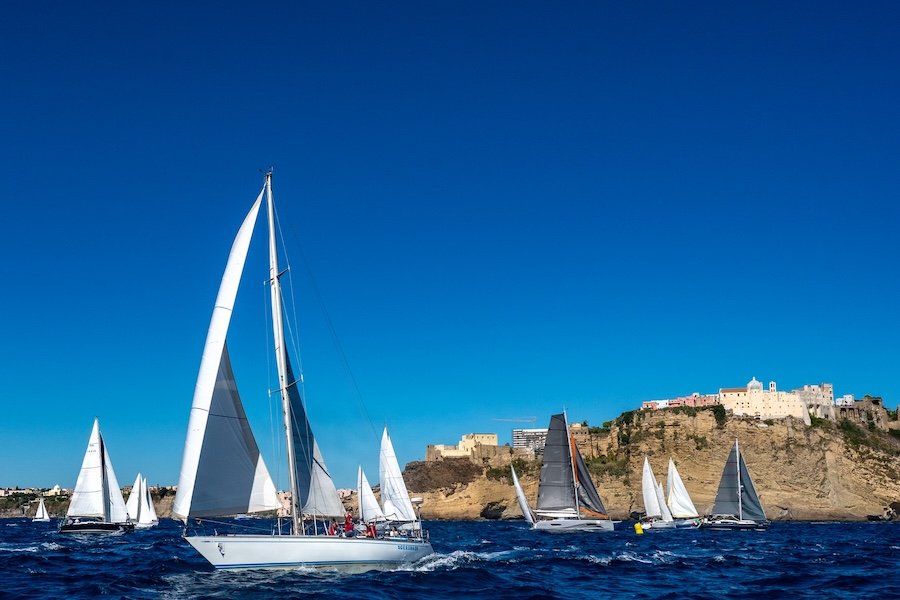 Vela Cup Procida 2026: 76 barche in gara, Nientemale vince in tempo compensato