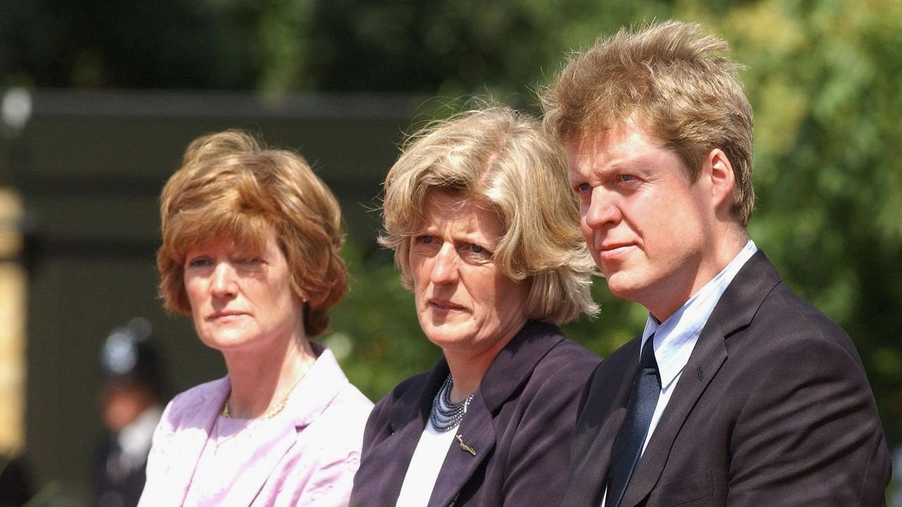 Le sorelle di Lady Diana si mostrano infastidite per il libro del conte Charles Spencer