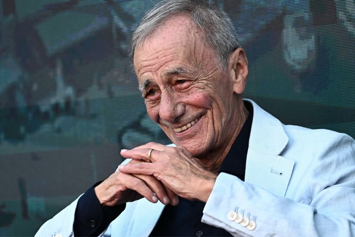 Roberto Vecchioni annuncia stop alla carriera dopo malattia: «Non potrò cantare per mesi, statemi vicino»