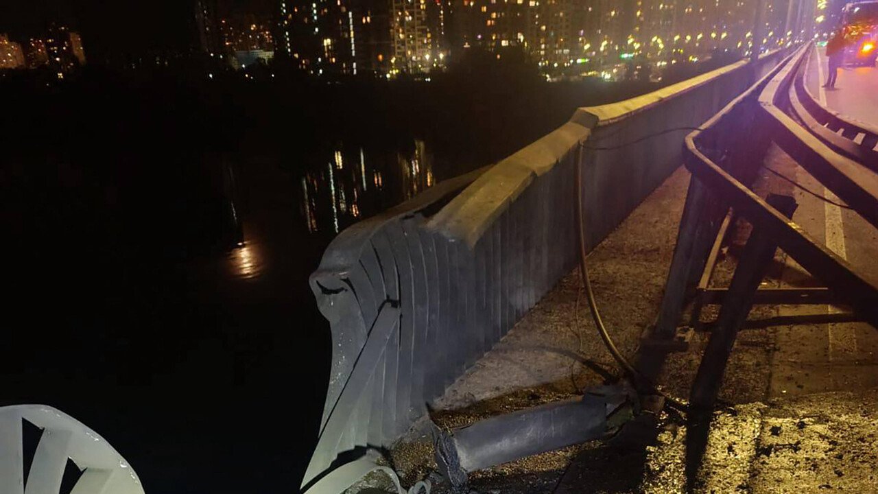 Ponte nord di Kiev colpito, Mosca avverte diplomatici: ‘Lasciate la città’