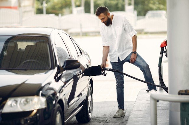 Prezzi carburanti in aumento: a ottobre paghiamo un miliardo in più dell’anno scorso