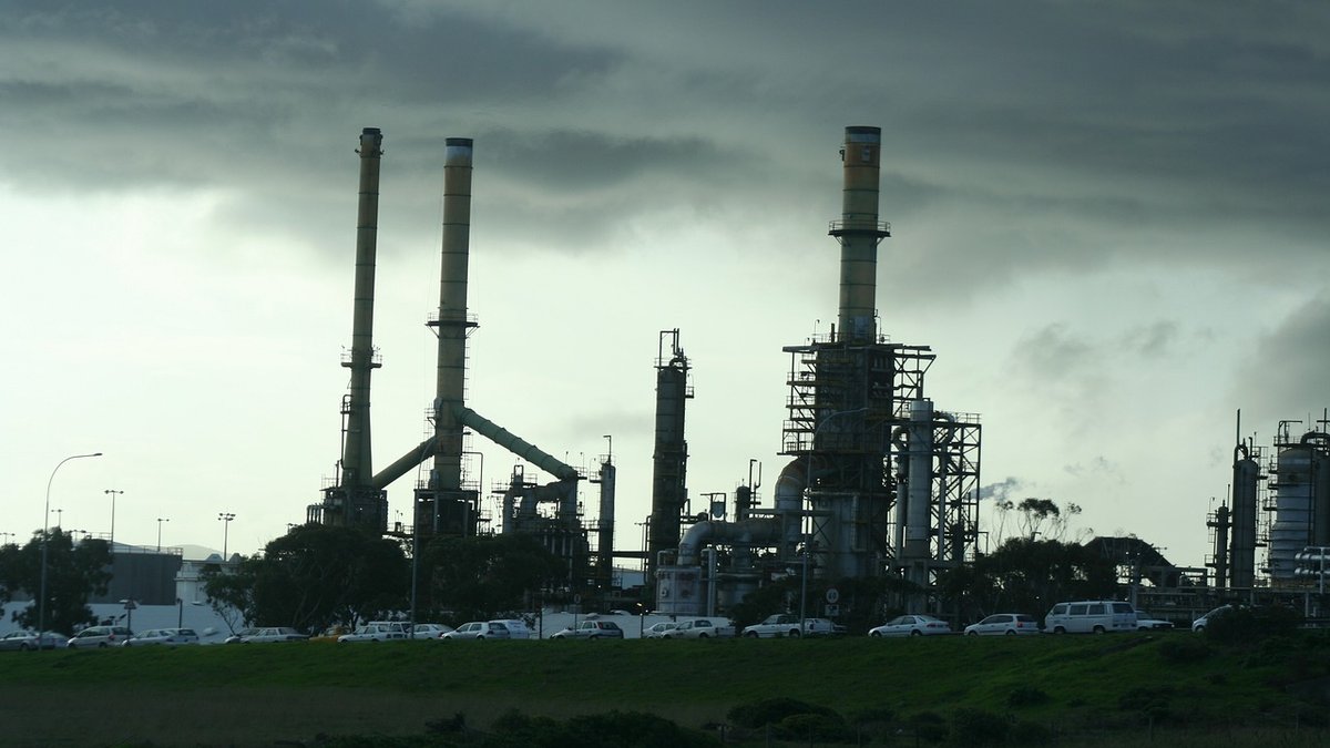 Petrolio in rialzo, borse spiazzate: Wall Street torna a brillare mentre Asia e Europa registrano cali