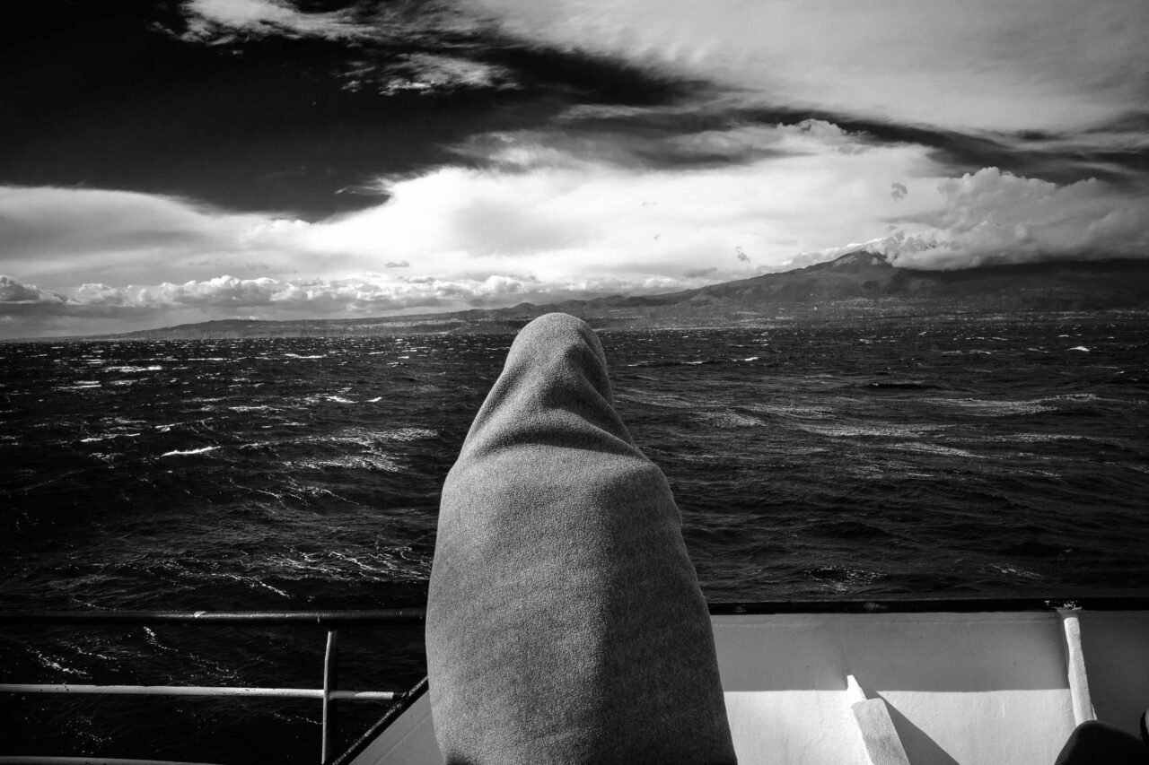 Le fotografie di Max Cavallari raccontano le conoscenze superficiali di una vita a bordo
