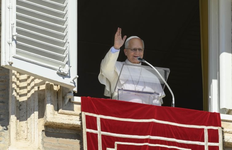 Papa Leo XIV annuncia intervento chirurgico per nodulo polmonare: la comunicazione al Angelus e i predecessori papi in sala operatoria