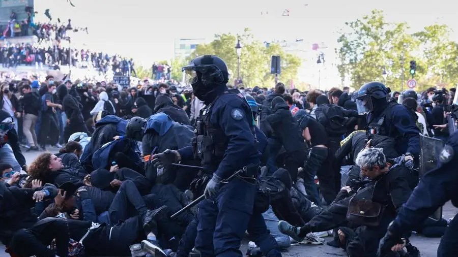 Scuola in crisi, proteste in Francia e Italia: stessi problemi, risposte diverse