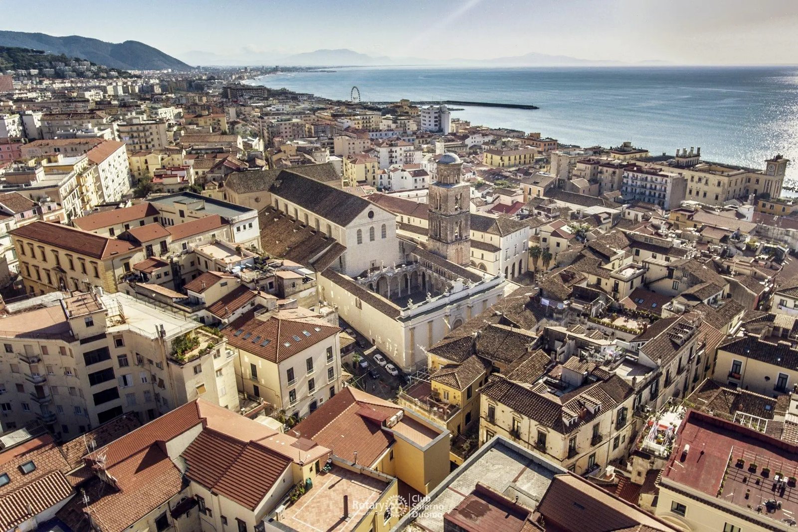 Uomo denunciato per aggressione a compagna nel negozio di Salerno, attivato Codice rosso